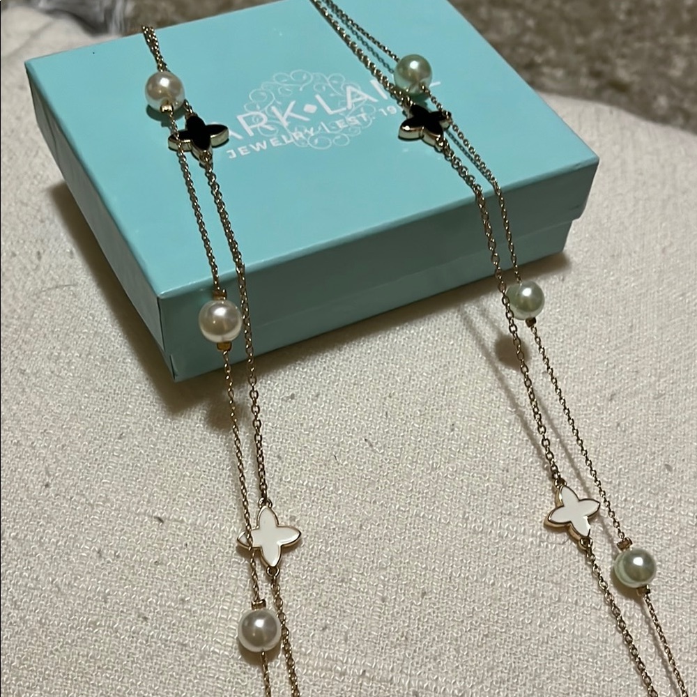 Park Lane Elegant Pearl Necklace set with Clover Accents “Duchess”